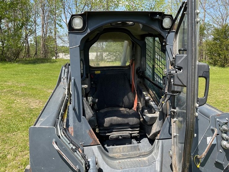 2018-deere-324e-image-14