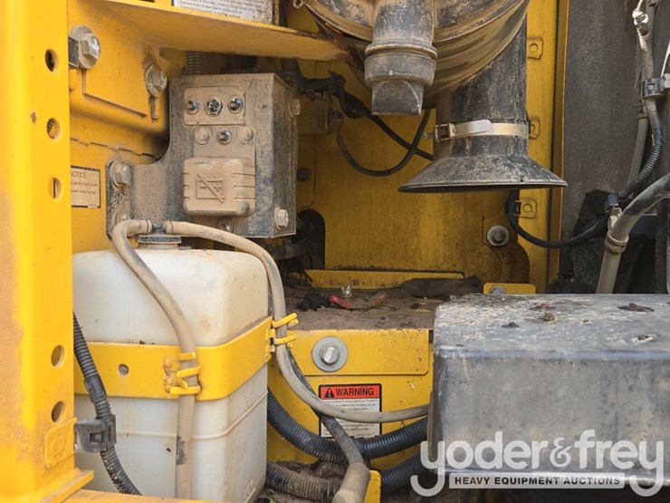 2015-komatsu-pc210-image-32