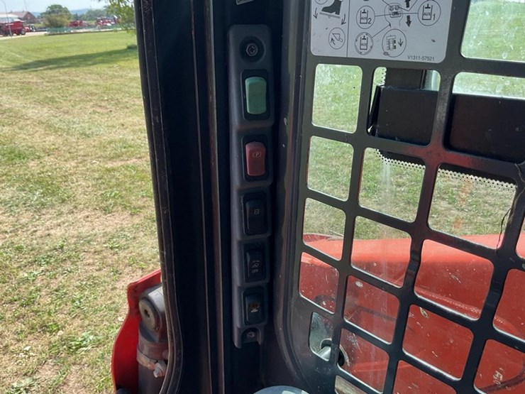 2017-kubota-ssv65-image-19