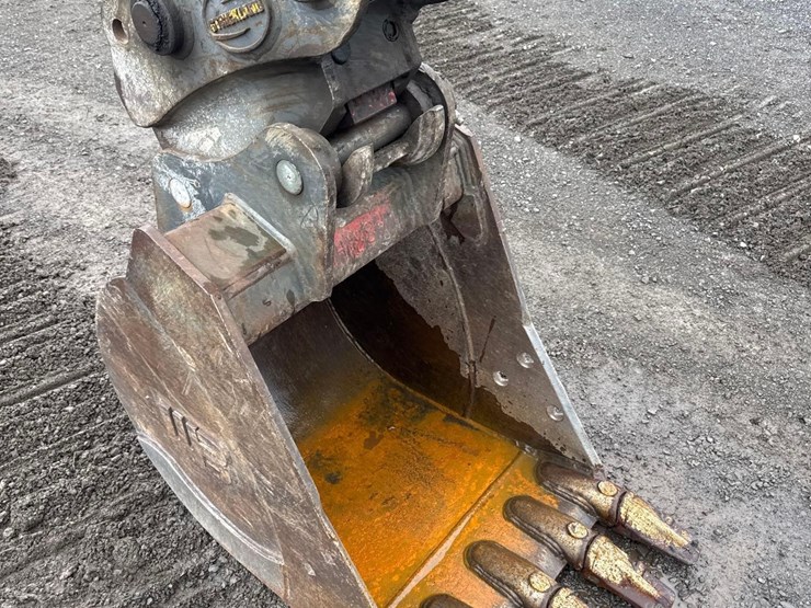 2024-john-deere-85-image-11