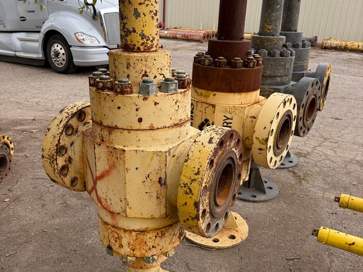 (4-x-$)-7-1/16”-10k-wp-flanged-manual-frac-valves-image-5