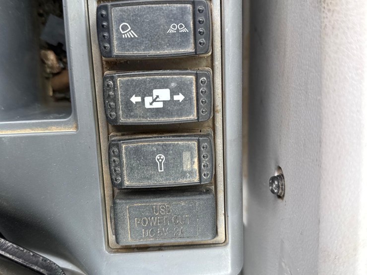 2023-john-deere-350-image-42