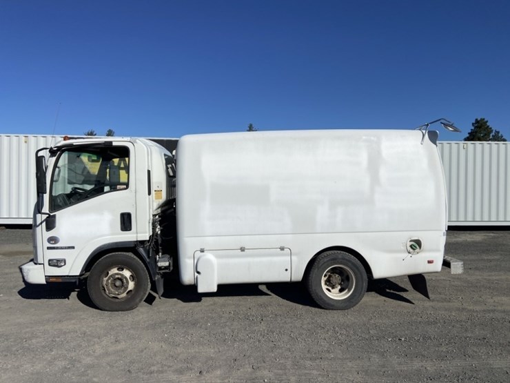 2011-isuzu-npr-image-2