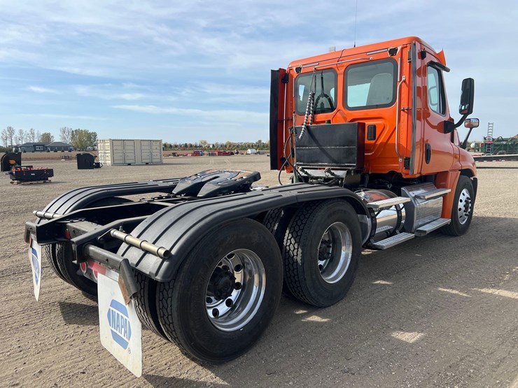 2015-freightliner-cascadia-day-cab-image-5