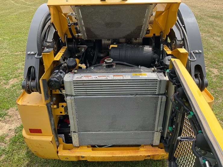 2017-new-holland-l220-image-11
