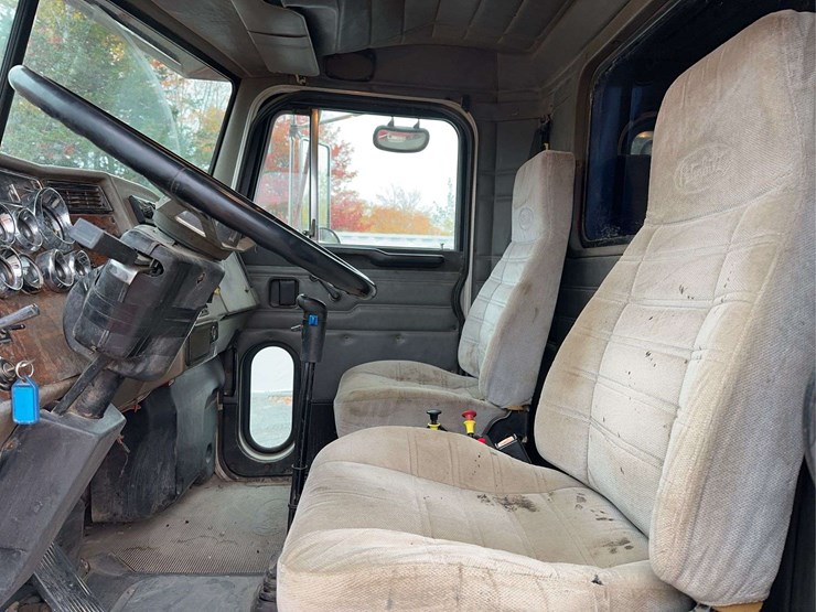 peterbilt-330-image-24