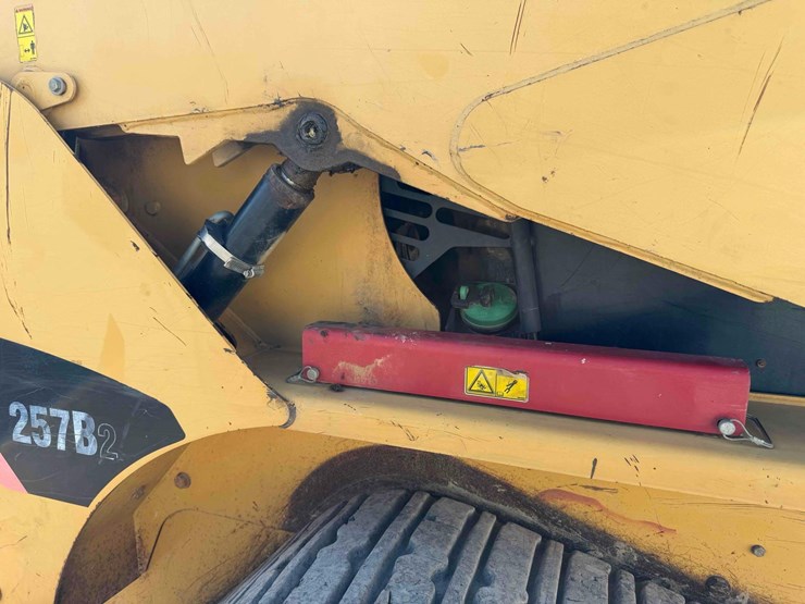 2010-caterpillar-257b2-image-11