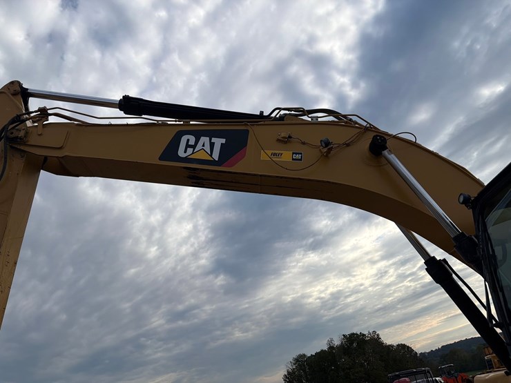 caterpillar-320-image-6