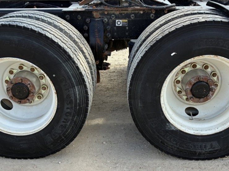 2016-peterbilt-367-image-11