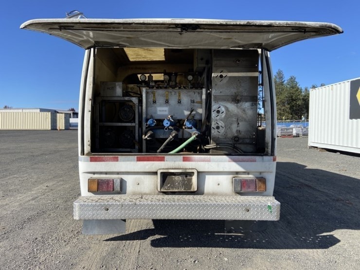 2011-isuzu-npr-image-24