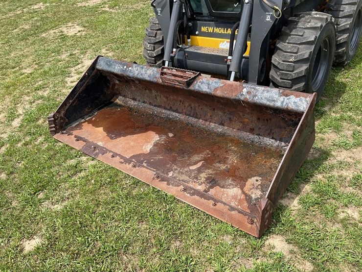 2017-new-holland-l220-image-12