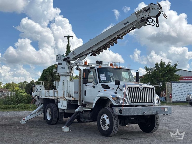 2012-international-workstar-7300-altec-dm45tr-4x4-digger-derrick-truck-image-2
