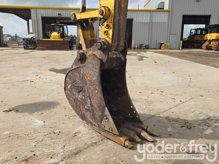 2015-komatsu-pc210-image-22