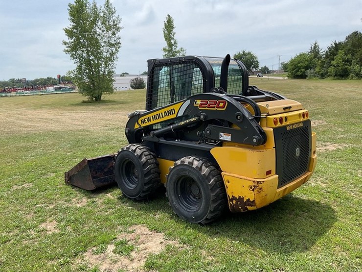 2017-new-holland-l220-image-7