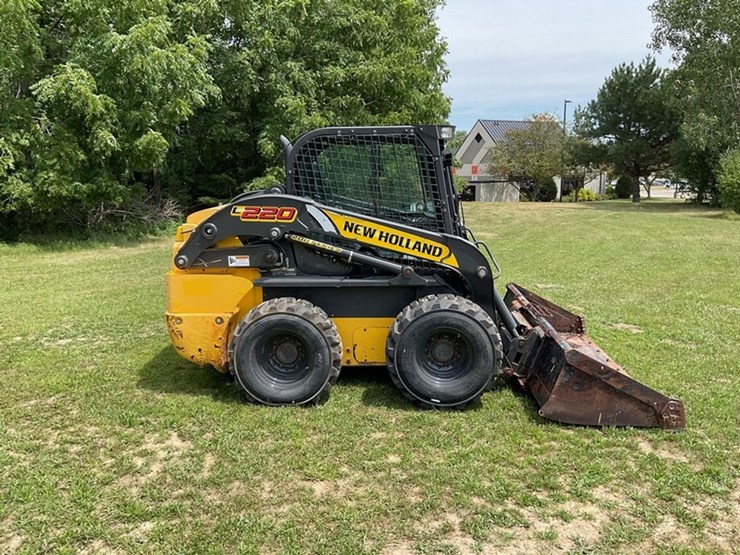 2017-new-holland-l220-image-4