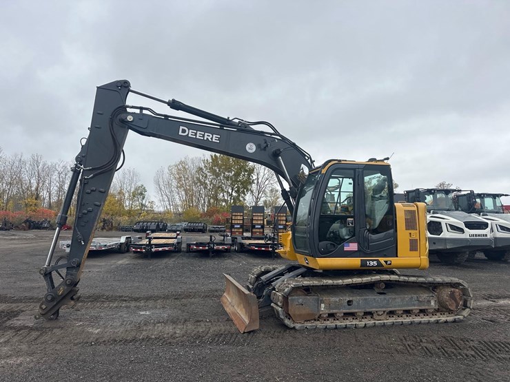 2023-deere-135-p-tier-image-3