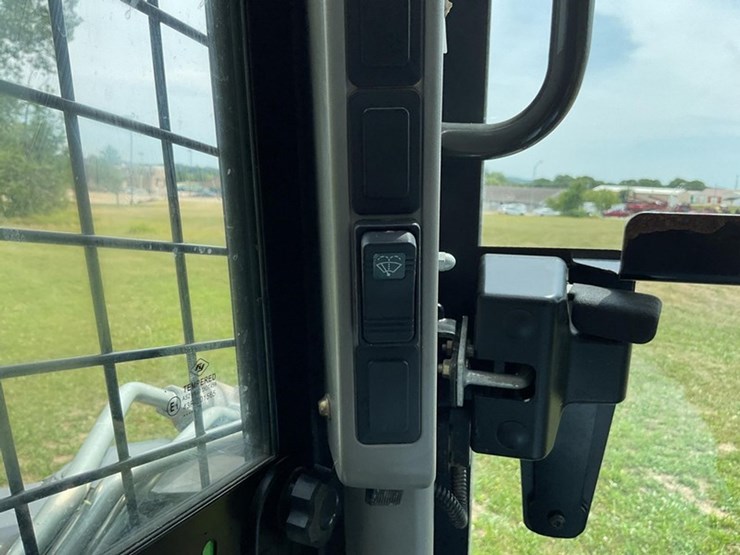 2017-new-holland-l220-image-14