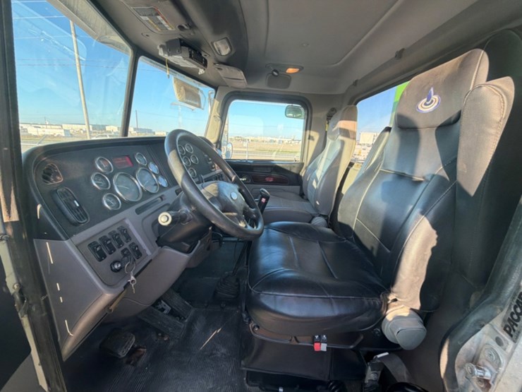 2014-peterbilt-367-image-16