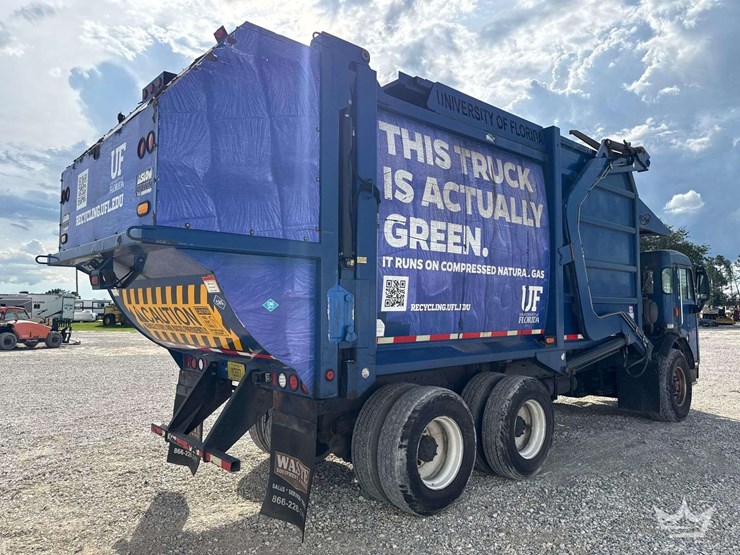 2016-perterbilt-320-ez-pack-35yd.-front-loader-garbage-truck-image-3