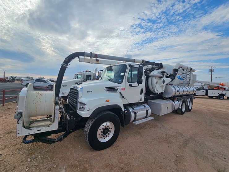 2013-freightliner-114sd-image-2