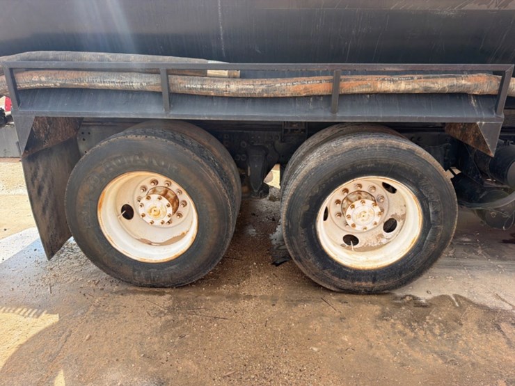 2012-freightliner-m2-106-image-4