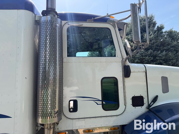 2005-peterbilt-385-image-17