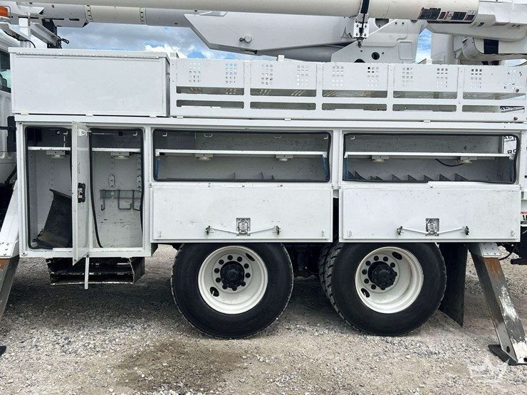 2015-freightliner-m2-106-altec-am855-60ft-material-handling-t/a-bucket-truck-image-24