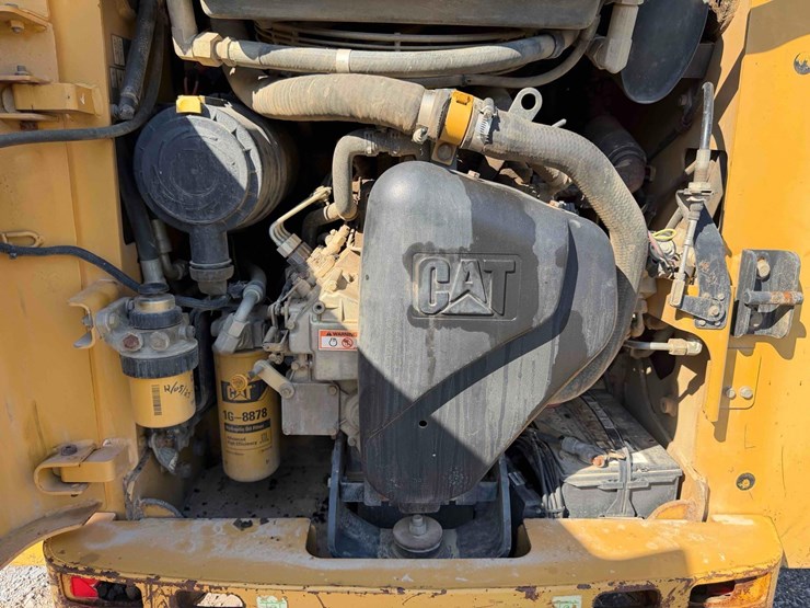 2010-caterpillar-257b2-image-19