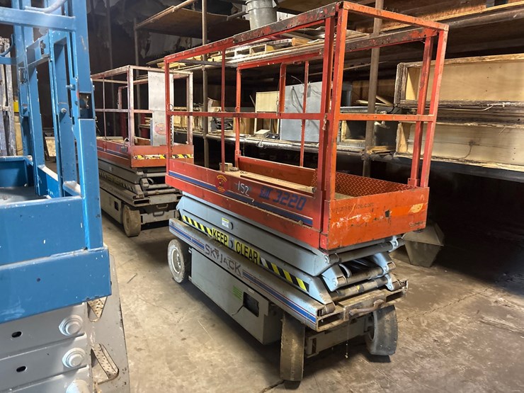 #152-•-skyjack-sjiii-3220-electric-scissor-lift-image-3