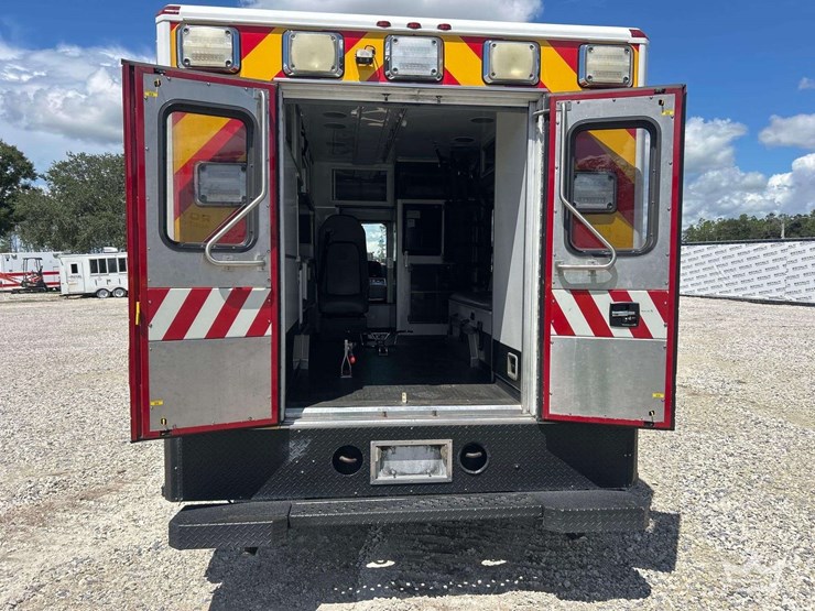 2015-freightliner-m2-106-ambulance-image-48