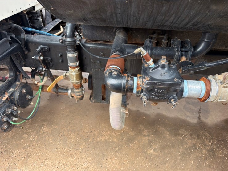 2012-freightliner-m2-106-image-9
