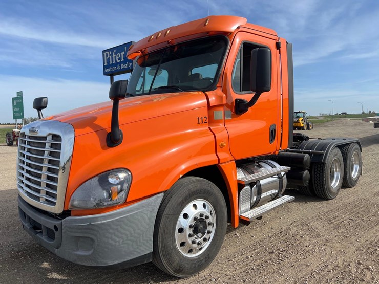 2015-freightliner-cascadia-day-cab-image-1