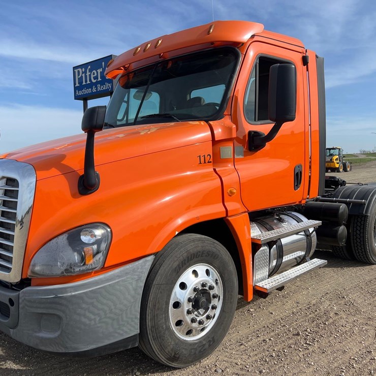 2015 Freightliner Cascadia Day Cab