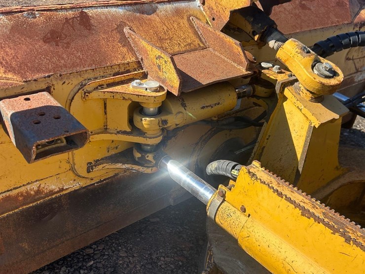 2008-deere-700j-xlt-image-16