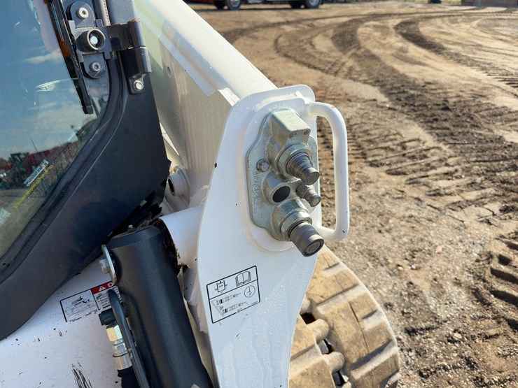 2023-bobcat-t740-image-11