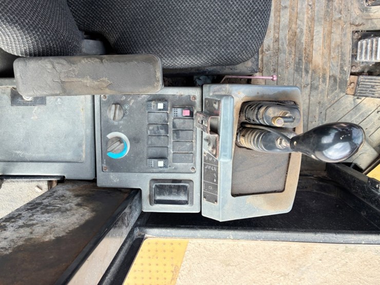 2004-caterpillar-938g-image-9