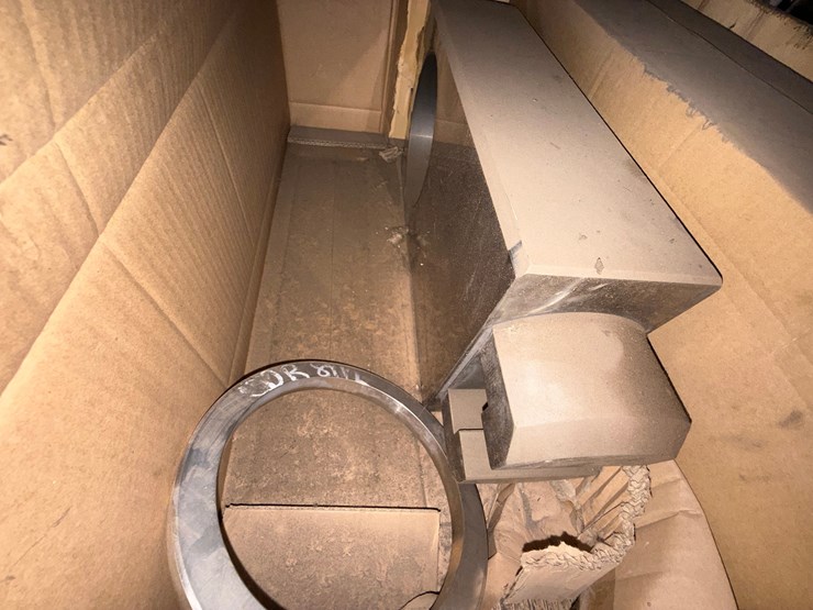 crate-w/-(4)-7-1/16”-15m-valve-gates-image-2