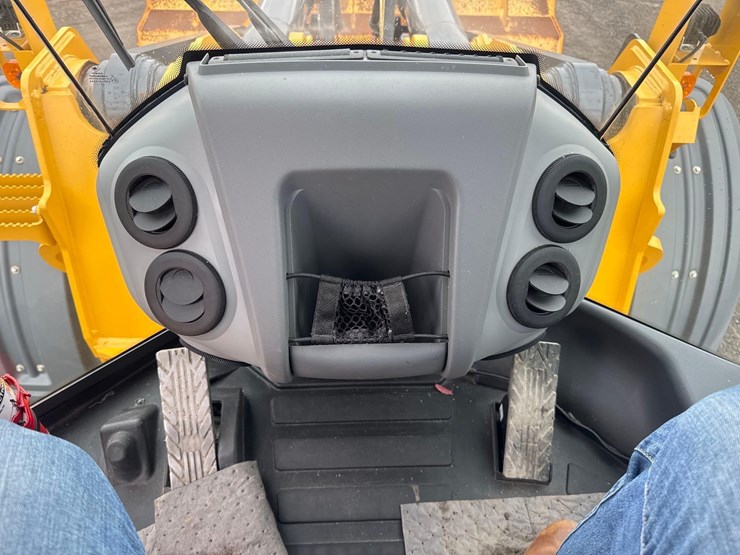 2024-deere-844-p-tier-image-43