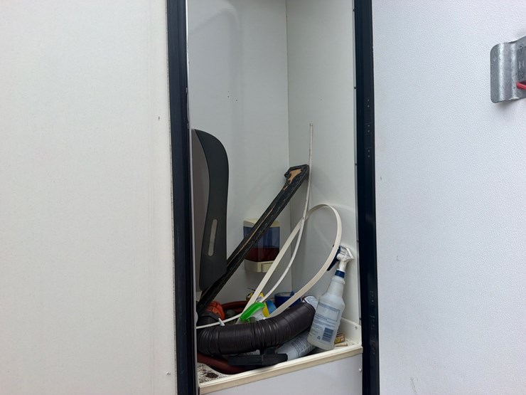 #46944-•-22ft-bathroom-trailer-|-no-title-image-5