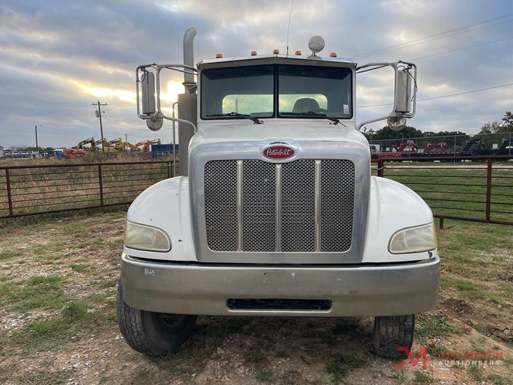 2006-peterbilt-335-image-8