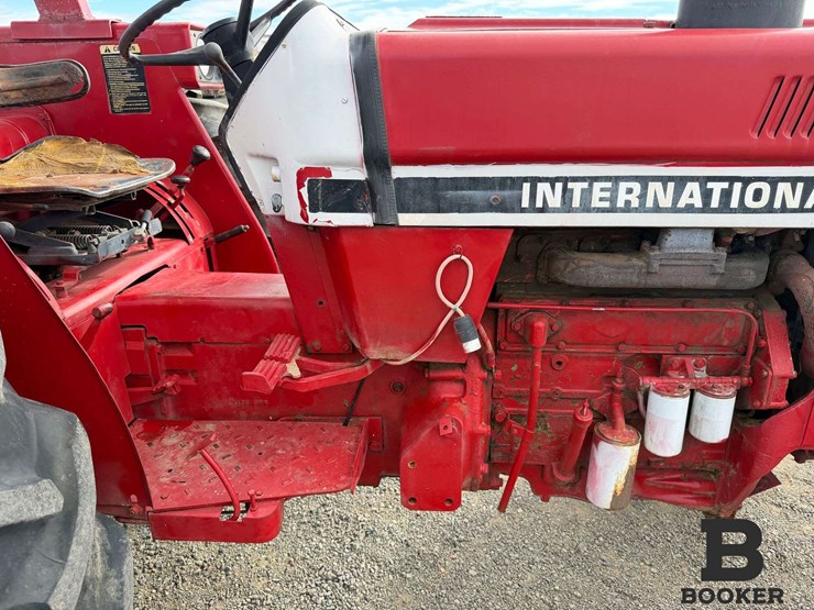 international-584-tractor-image-34