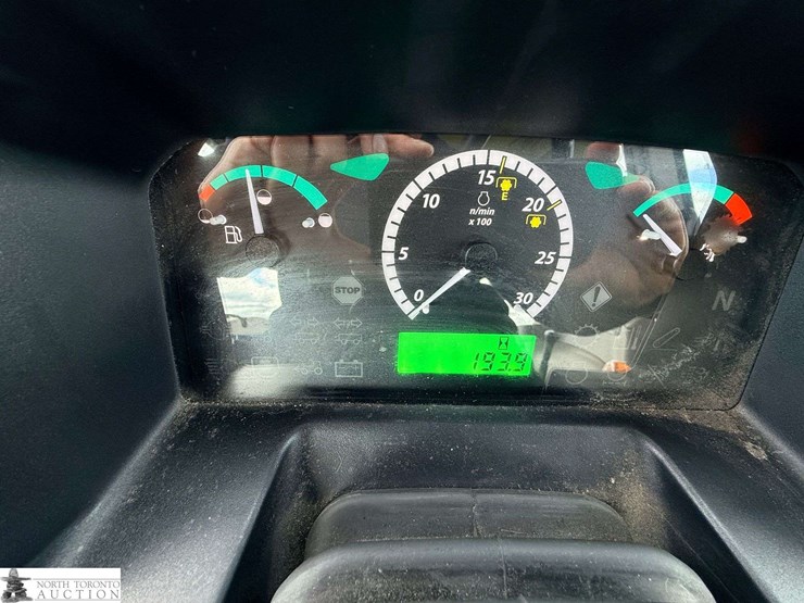 2024-john-deere-5065e-image-10