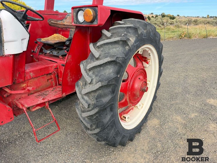 international-584-tractor-image-21