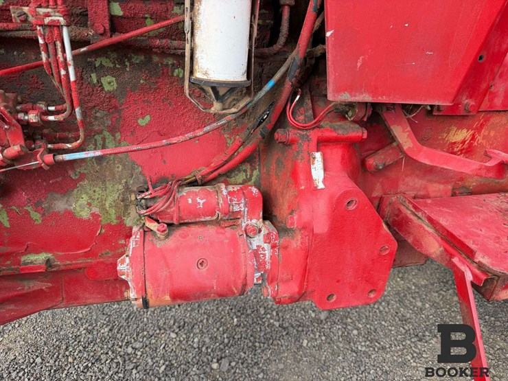international-584-tractor-image-16