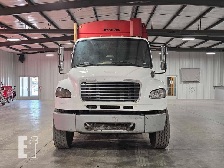 2010-freightliner-business-class-m2-106-image-7