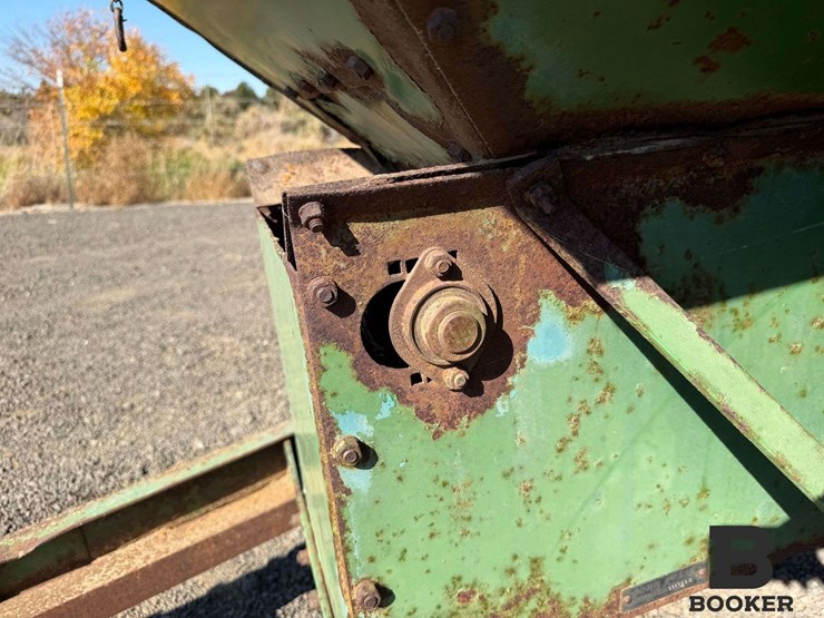 john-deere-301-fertilizer-spreader-image-12
