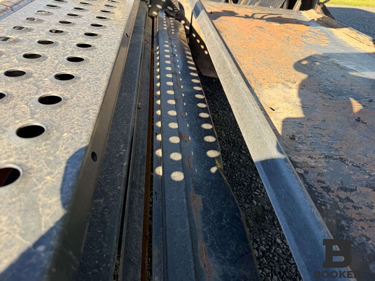 2016-macdon-m155e4-windrower-image-30