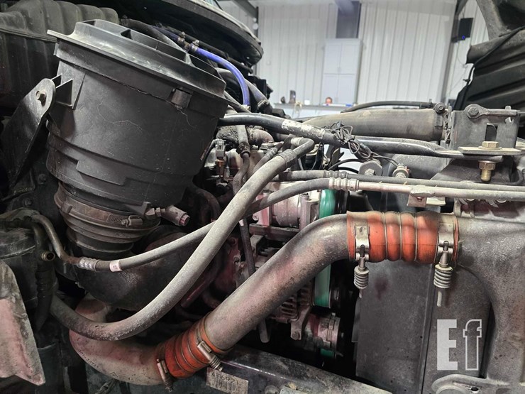 2010-freightliner-business-class-m2-106-image-28