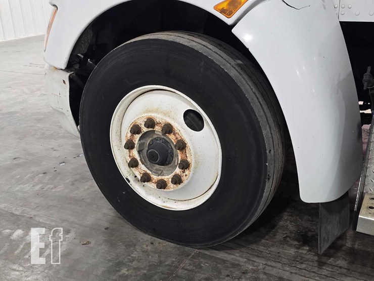 2010-kenworth-t300-image-18