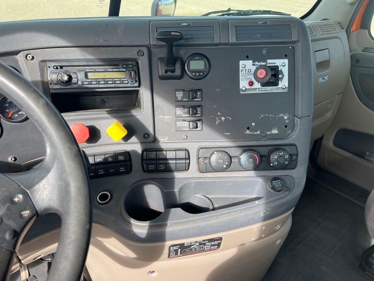 2015-freightliner-cascadia-day-cab-image-18